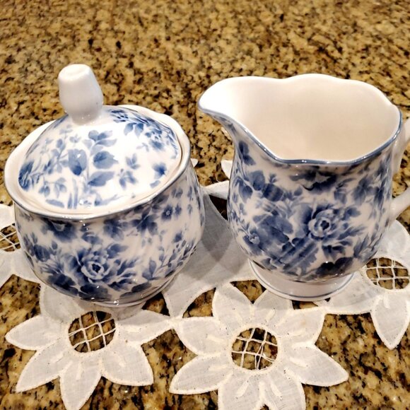 Nikko BLOSSOMTIME Blue Tea Roses ~ Creamer & Sugar Set ~ Swirl Rim Blue Floral - Picture 1 of 5